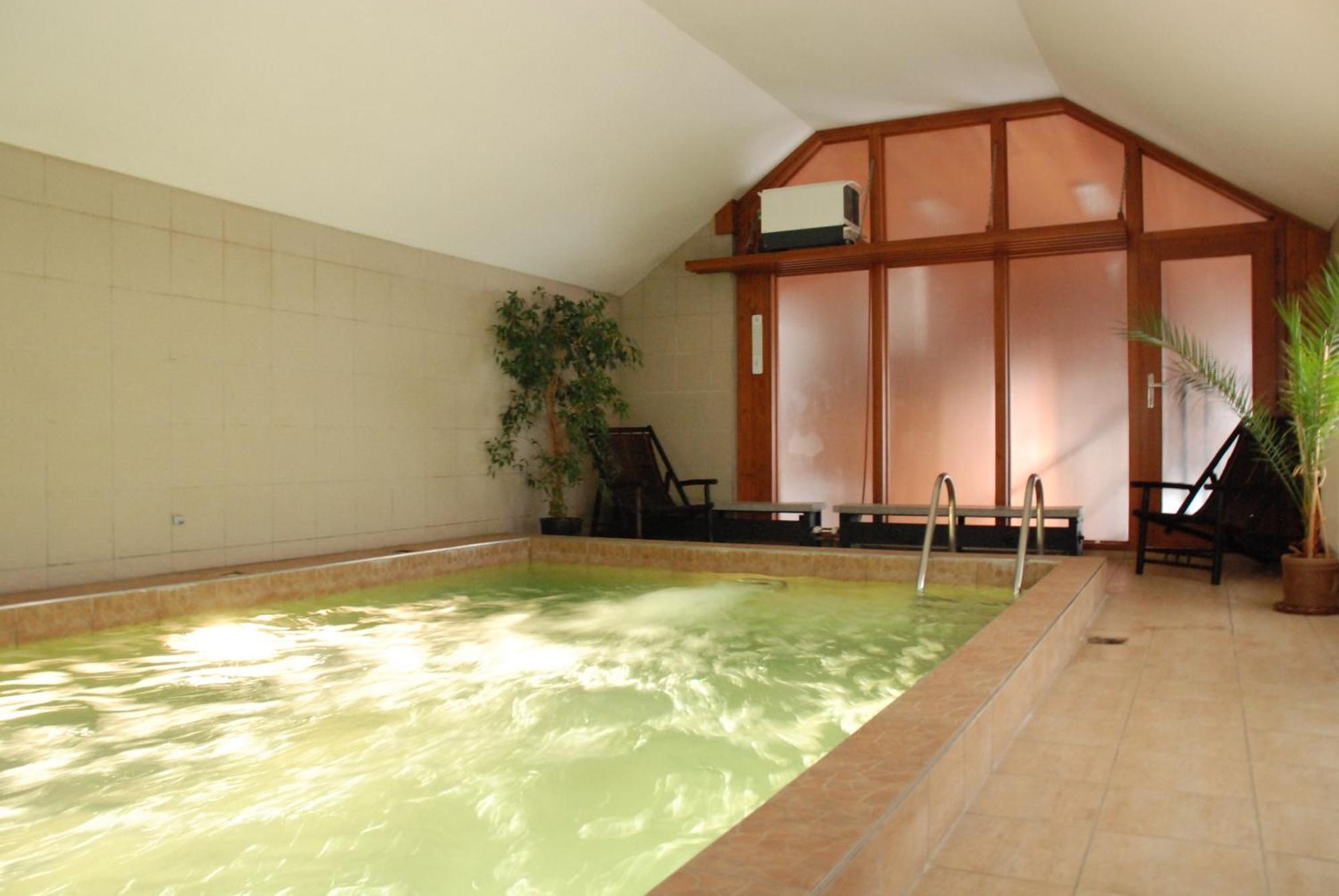 Hotel U Ruze スラヴォニツェ エクステリア 写真