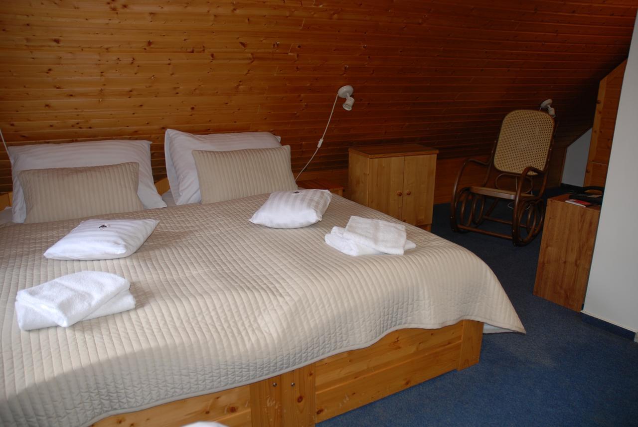 Hotel U Ruze スラヴォニツェ エクステリア 写真